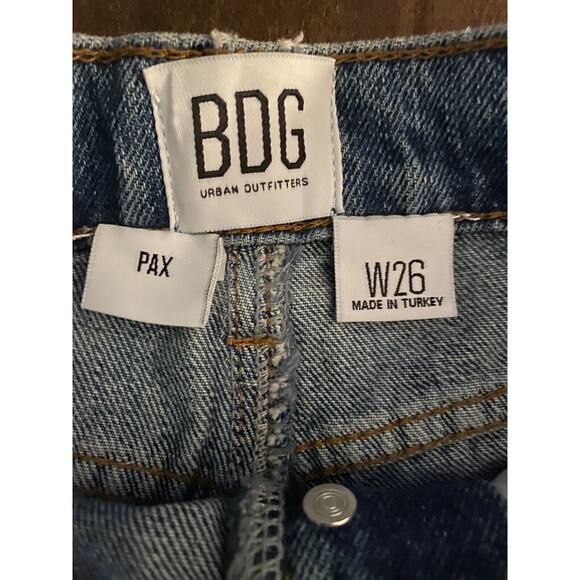 NWT Urban Outfitters BDG Pax Sz 26 distressed denim shorts - Picture 6 of 8